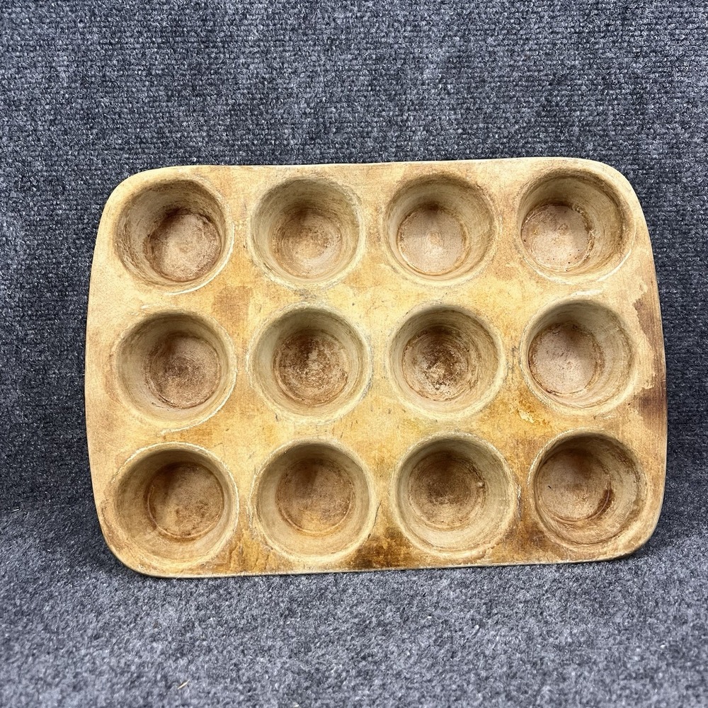 The Pampered Chef Family Heritage Stoneware 12 Cup Muffin Pan Beige USA
